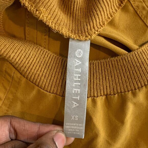 Athleta Tank Top Womens Extra Small Yarrow Zephyr Slit Hem Lightweight Stretch - Picture 6 of 9